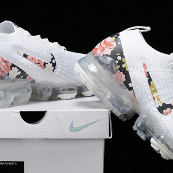 Women Nike air vapormax white sneakers - Picture 8 of 8